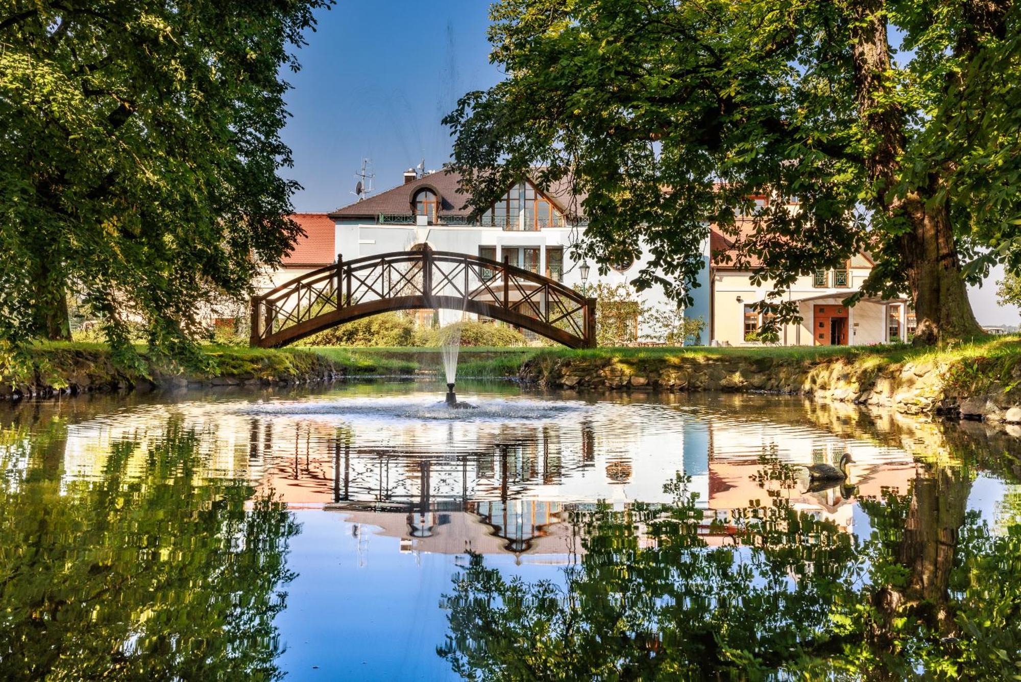 Darovansky Dvur - Wellness & Golf Hotel Brasy Exterior photo