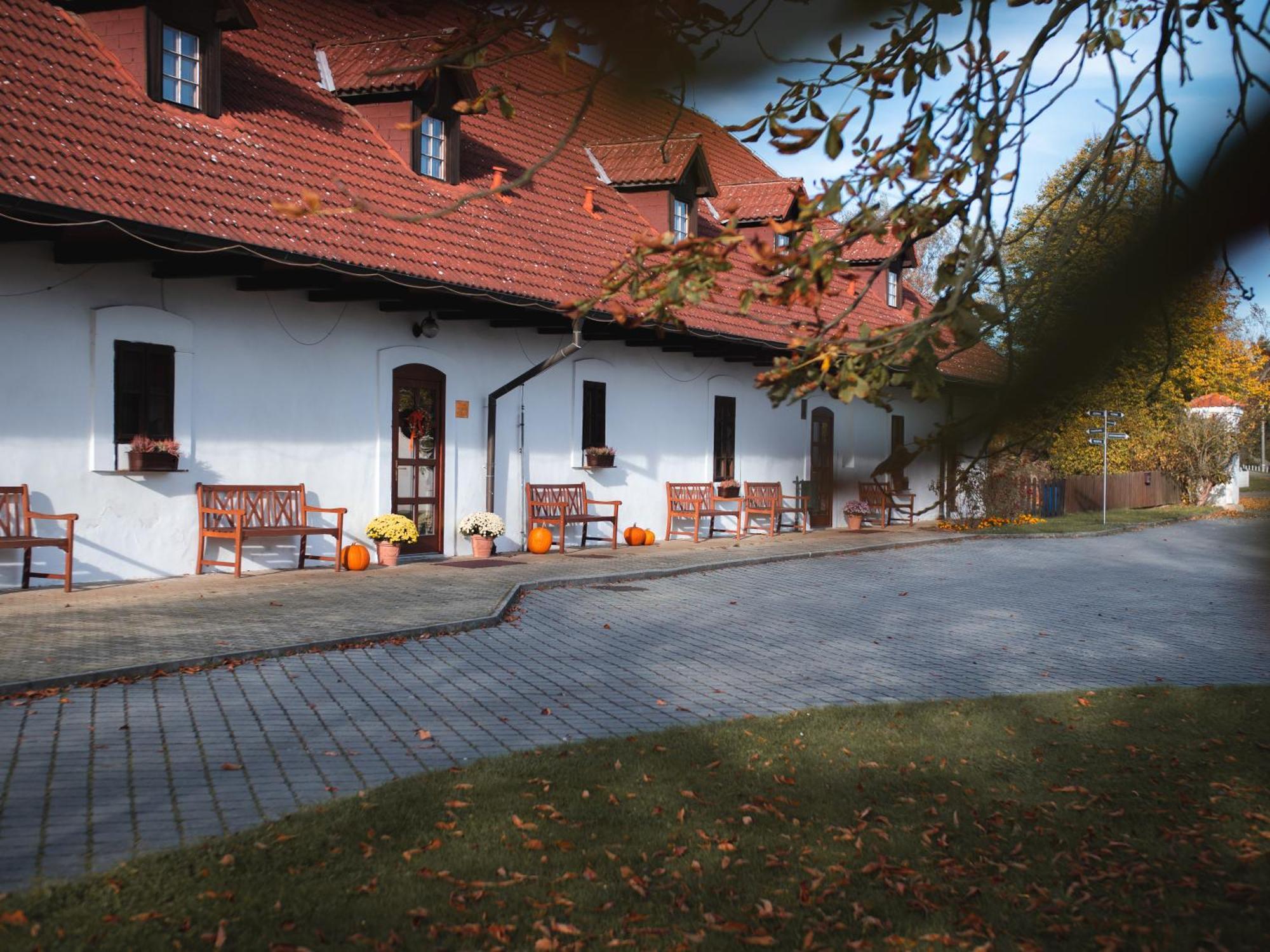 Darovansky Dvur - Wellness & Golf Hotel Brasy Exterior photo